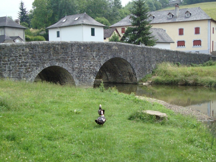 Ordiarp (64130) pont routier sur l'Arrangorena