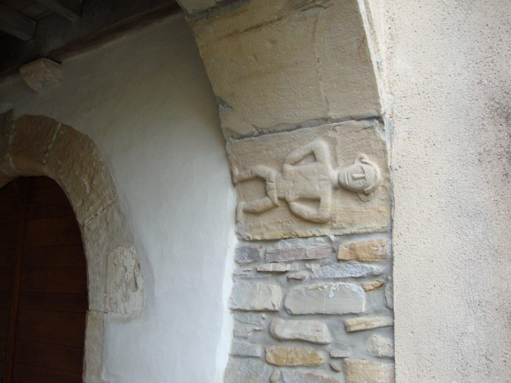 Orin (64400)  petit relief,  portail église