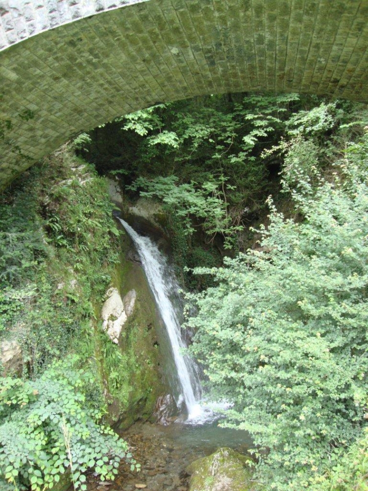 Osse-en-Aspe (64490) cascade de l'Espalungue à Lacroix