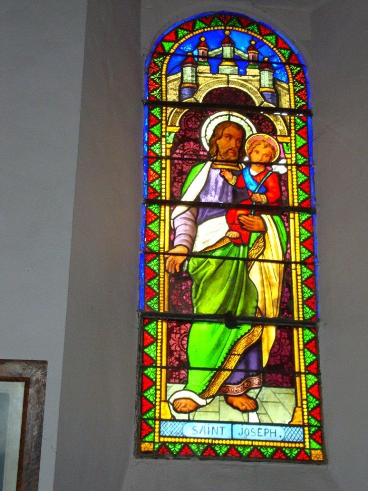 Osse-en-Aspe (64490) église,  vitrail  Saint Joseph et enfant Jesus