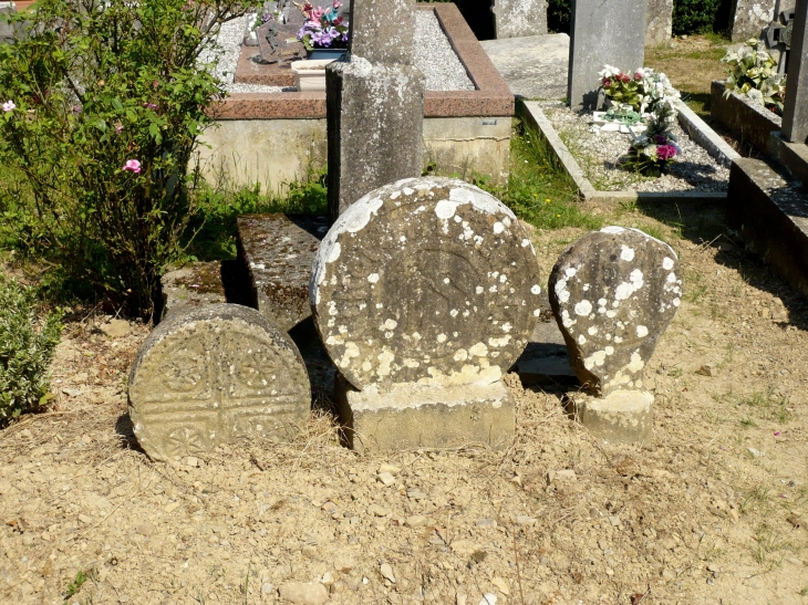 Stèles du petit cimetière qui jouxte la chapelle Sain-Nicolas à Harambeltz. - Ostabat-Asme