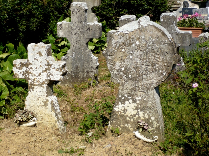 Stèles du petit cimetière qui jouxte la chapelle Sain-Nicolas à Harambeltz. - Ostabat-Asme