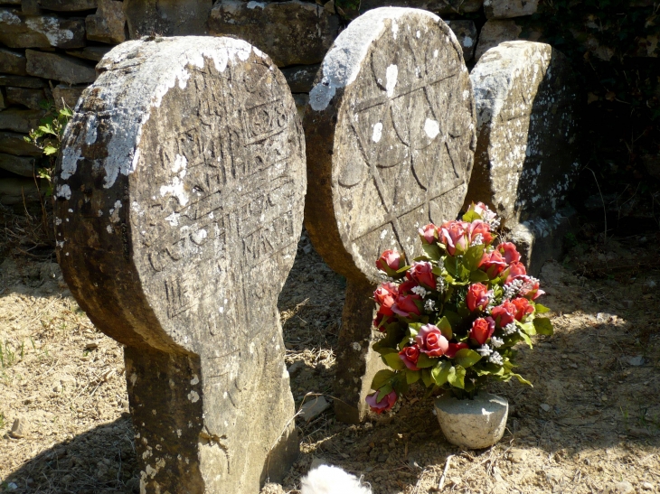 Stèles du petit cimetière qui jouxte la chapelle Sain-Nicolas à Harambeltz. - Ostabat-Asme