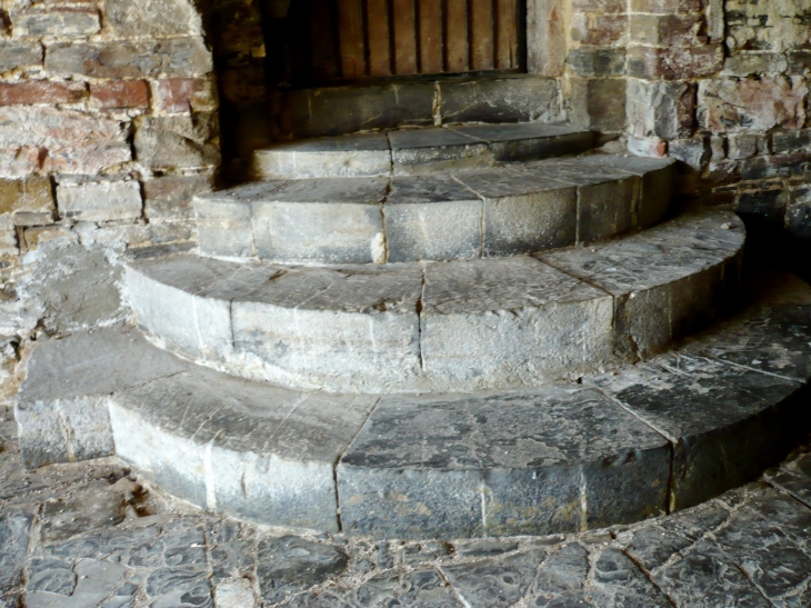 Détail : petit escalier en pierres de la chapelle Saint-Nicolas à Harambeltz. - Ostabat-Asme