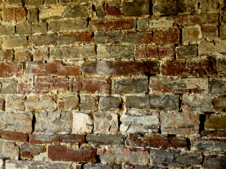 Détail : maçonnerie d'un mur de la chapelle Saint-Nicolas à Harambeltz. - Ostabat-Asme