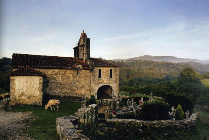 La chapelle SAINT-Nicolas d'Harambeltz date des XIIe, XIIIe et XIIe siècles (photo du merveilleux livre  - Ostabat-Asme