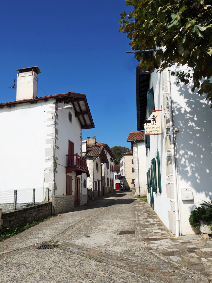 Une rue du village - Ostabat-Asme