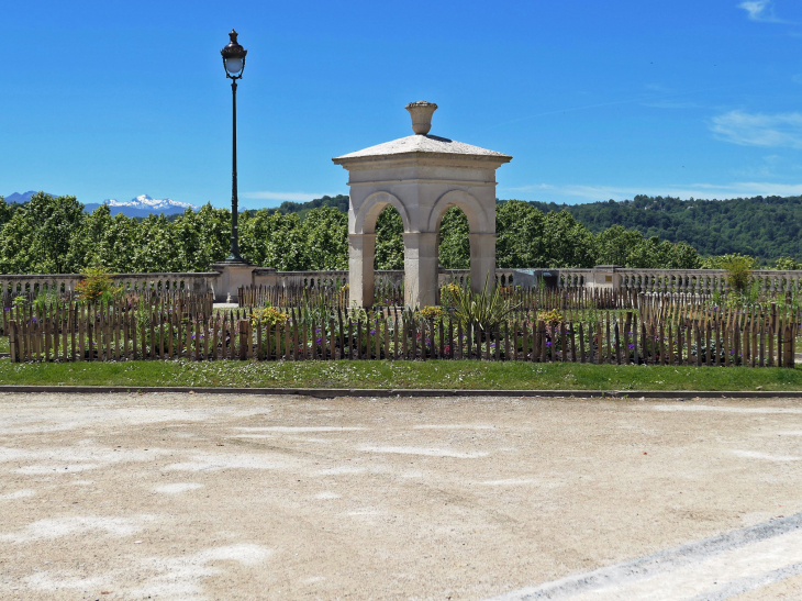 Boulevard des Pyrénées : vue sur les sommets - Pau