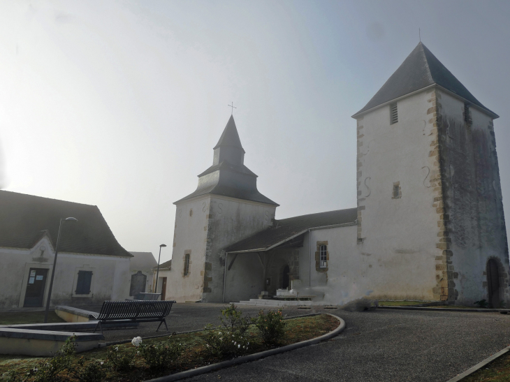 L'église et la mairie à Piets - Piets-Plasence-Moustrou