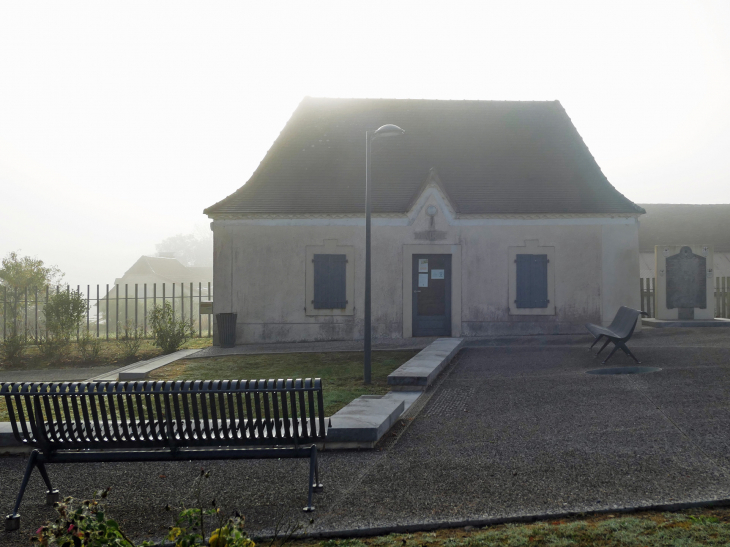 Devant la mairie à Piets - Piets-Plasence-Moustrou