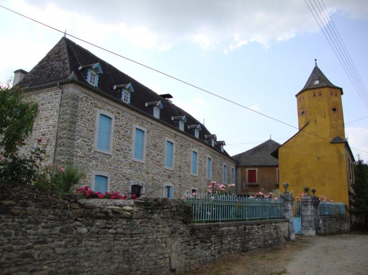 Poey-d'Oloron (64400) ferme avec tour pigeonnier