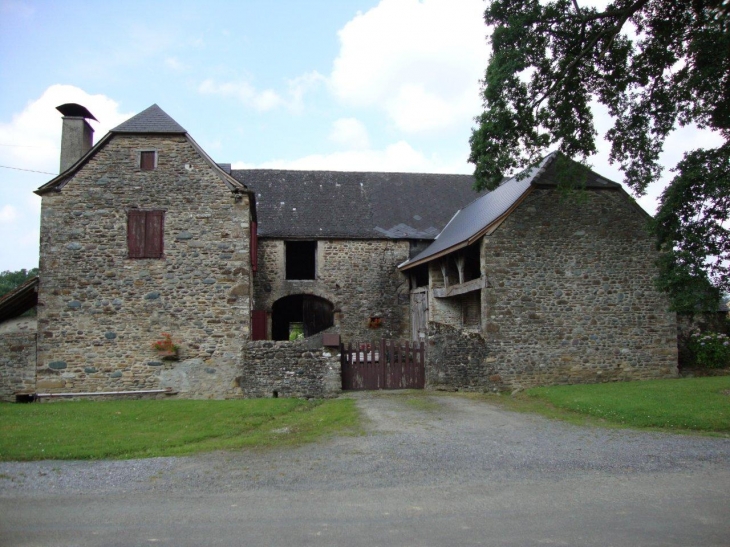 Poey-d'Oloron (64400) ferme bâtie de galets