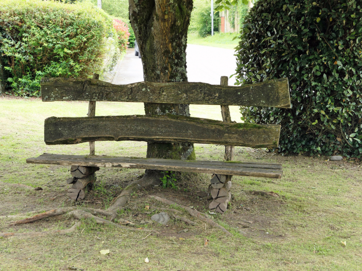 Banc rustique pour une halte du pélerin - Pomps