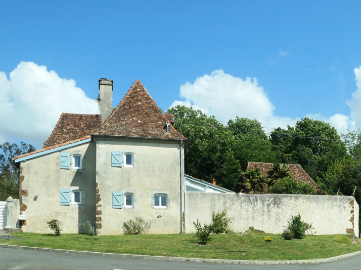 Maison du village - Saint-Boès