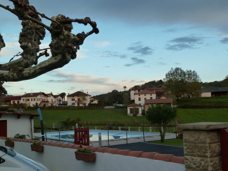 Maisons du village vues de l'hotel. - Saint-Esteben