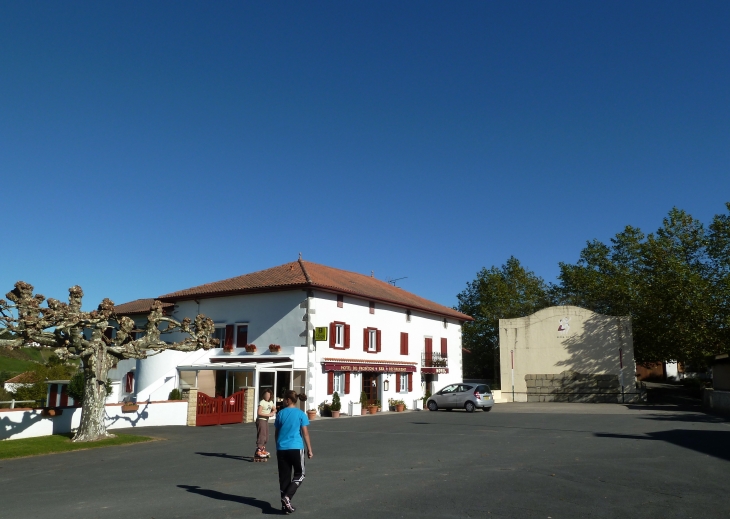 L'hotel-restaurant et le fronton place libre. - Saint-Esteben