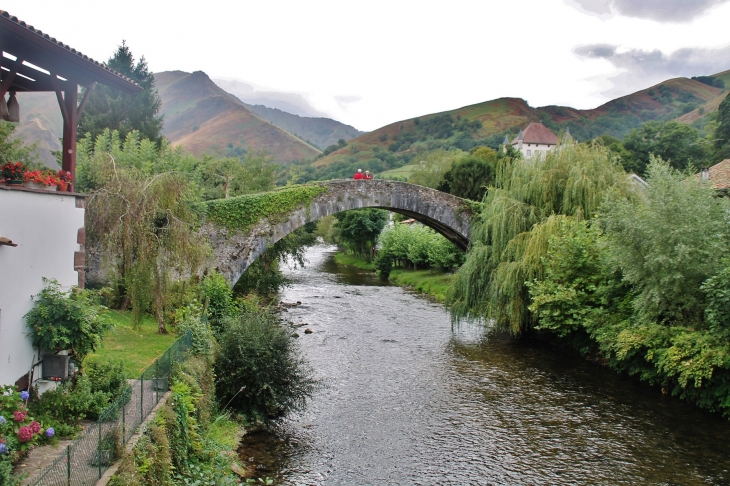 Le Pont Romain sur La Nive - Saint-Étienne-de-Baïgorry