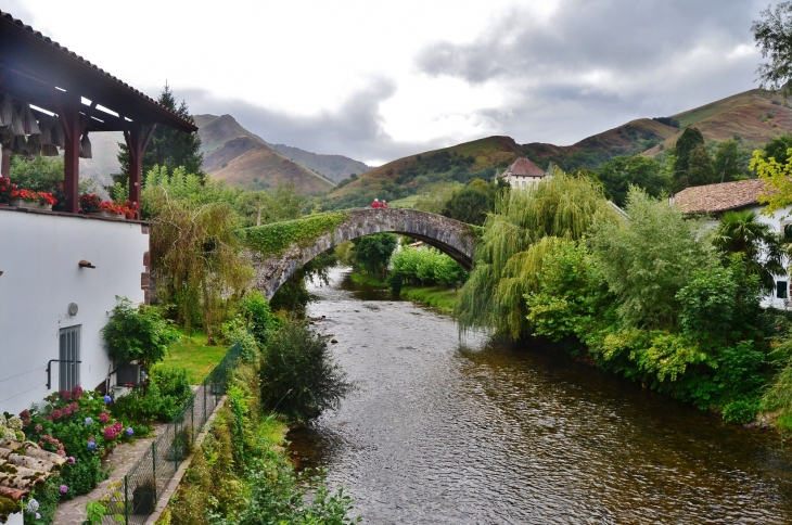 Le Pont Romain sur La Nive - Saint-Étienne-de-Baïgorry