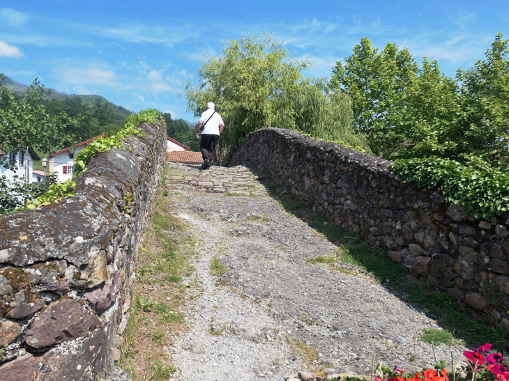 Sur le pont romain - Saint-Étienne-de-Baïgorry