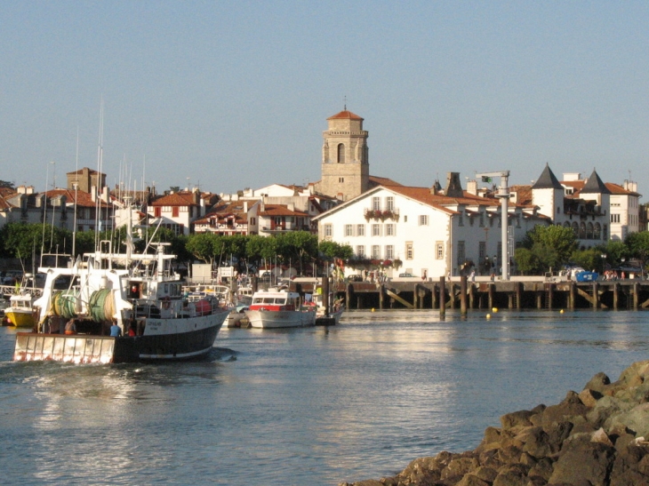 Le port, l'église et la mairie - Saint-Jean-de-Luz