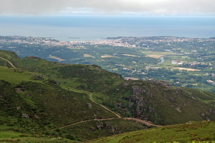 Panorama de Saint-Jean-de-Luz (Pyrénées-Atlantiques) depuis le chemin de la Rhune. On reconnait la Nivelle (Ur Ertsi) qui se jette dans la baie de Saint-Jean-de-Luz. La baie de Saint-Jean-de-Luz est la seule rade abritée entre Arcachon et l'Espagne.