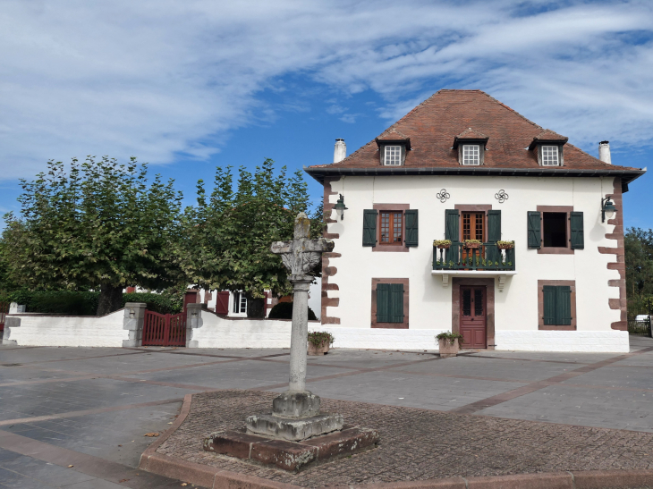 Maison sur la place  - Saint-Jean-le-Vieux