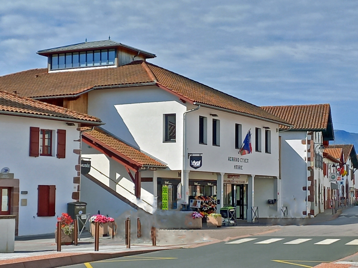 La mairie au dessus des commerces - Saint-Jean-le-Vieux