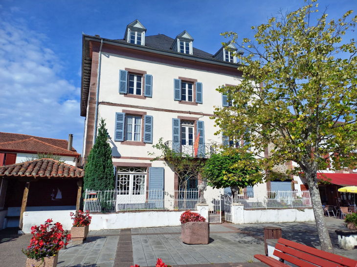 Belle maison sur la place - Saint-Jean-le-Vieux