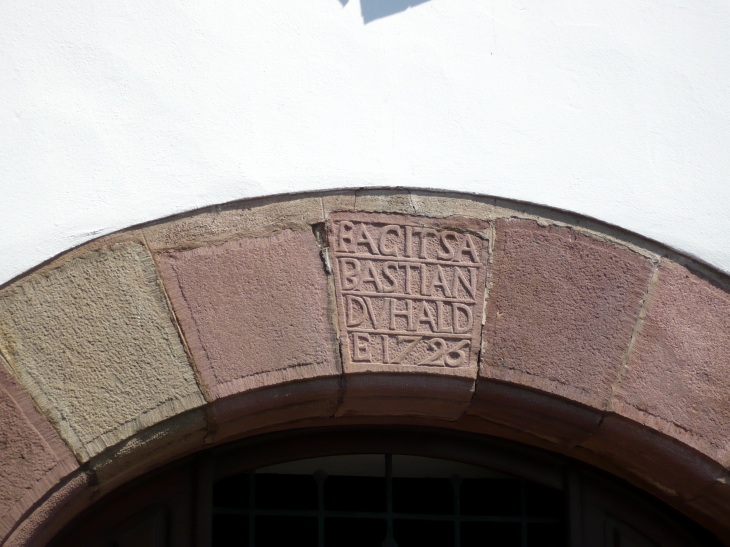 Détail : Linteau gravé. - Saint-Jean-Pied-de-Port