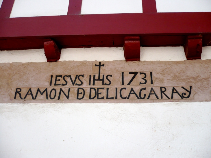 Detail: gravure dans la façade. - Saint-Jean-Pied-de-Port