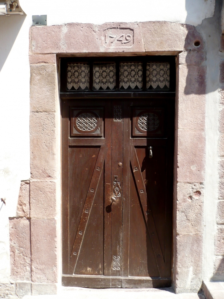 Porte ouvragée. - Saint-Jean-Pied-de-Port