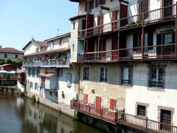 Maisons bordant la Nive de Béhérobie. - Saint-Jean-Pied-de-Port