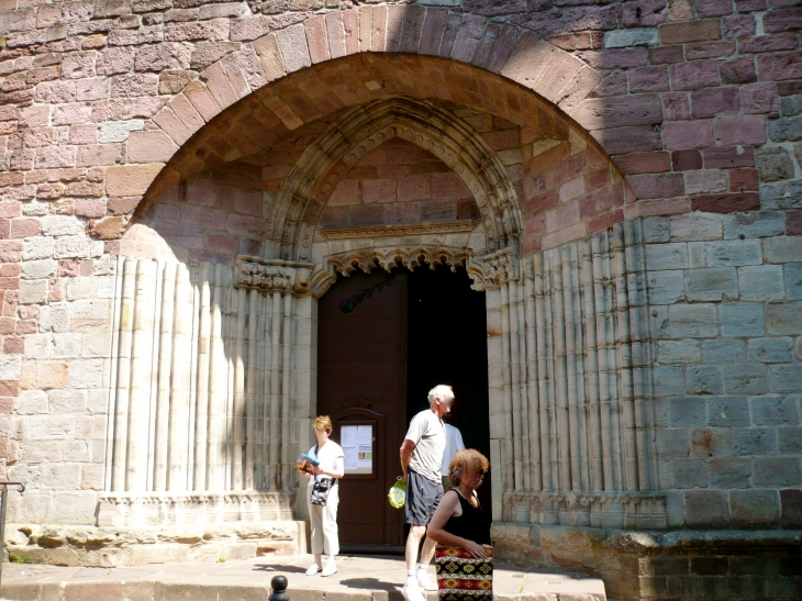 Portail de l'église de l'Assomption-de-la-Vierge. - Saint-Jean-Pied-de-Port