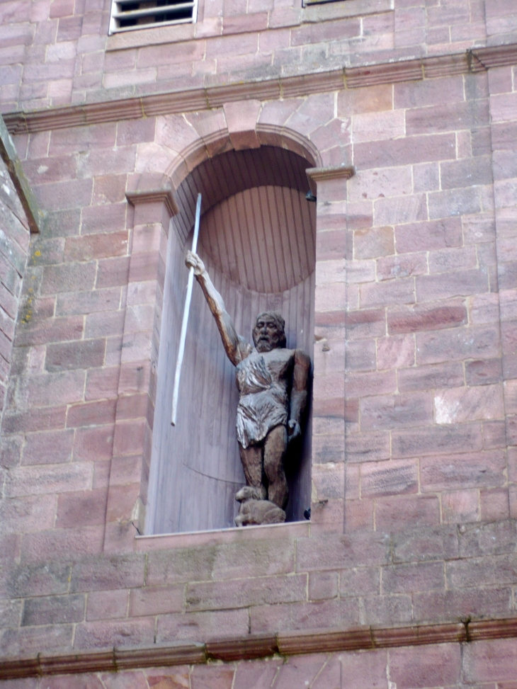 Sculture dans le clocher de l'église. - Saint-Jean-Pied-de-Port