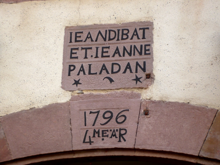 Détail : Linteau gravé. - Saint-Jean-Pied-de-Port