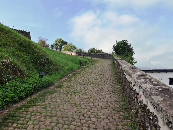 Sortie de la citadelle vers la ville - Saint-Jean-Pied-de-Port