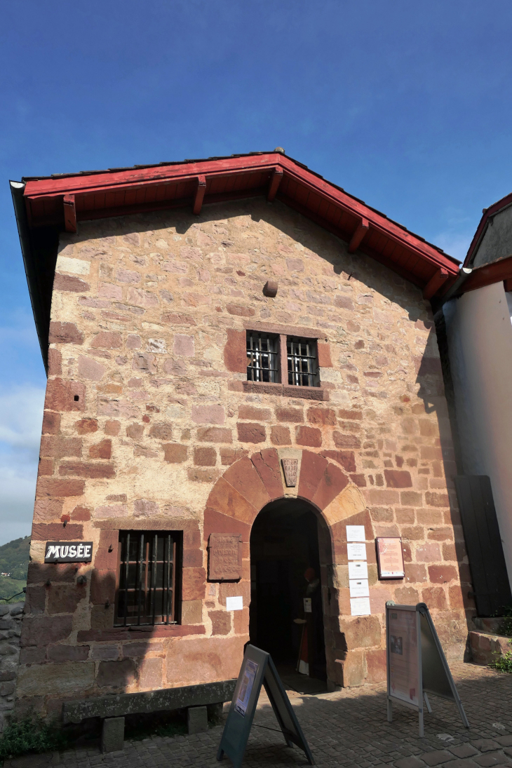 Rue de la Citadelle : la prison des Evêques - Saint-Jean-Pied-de-Port