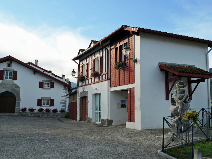 Place de la Mairie - Saint-Just-Ibarre