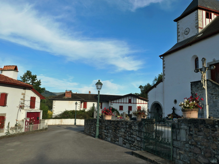 Autour de l'église - Saint-Just-Ibarre