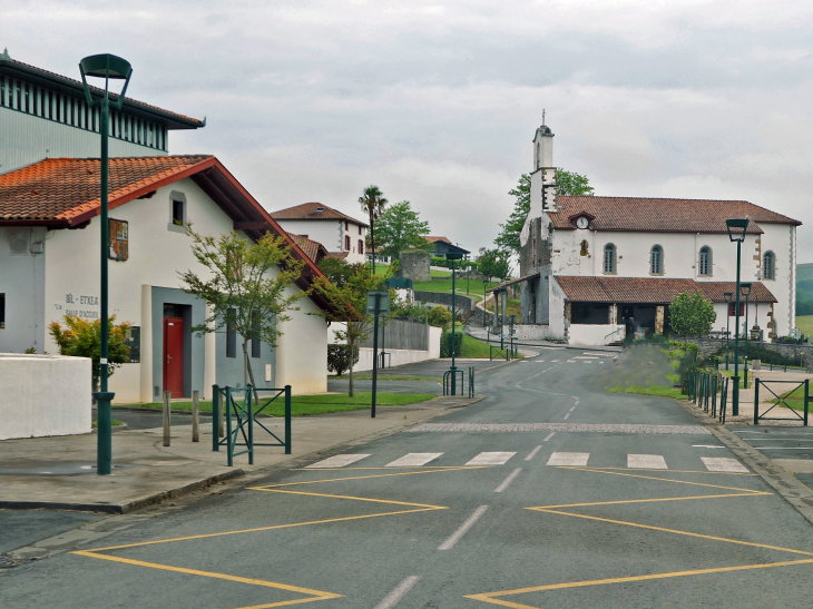 Vers l'église - Saint-Martin-d'Arberoue