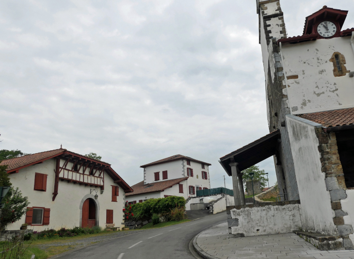 Les maisons en face de l'église - Saint-Martin-d'Arberoue