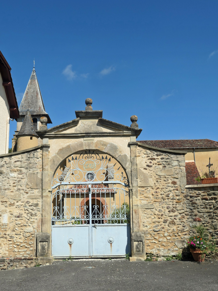 L'entrée du cimetière - Saint-Médard