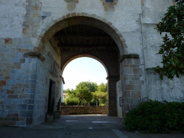 Sous le porche - Saint-Pée-sur-Nivelle