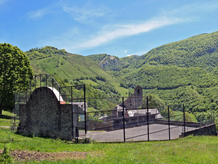 Le village : fronton et église - Sainte-Engrâce