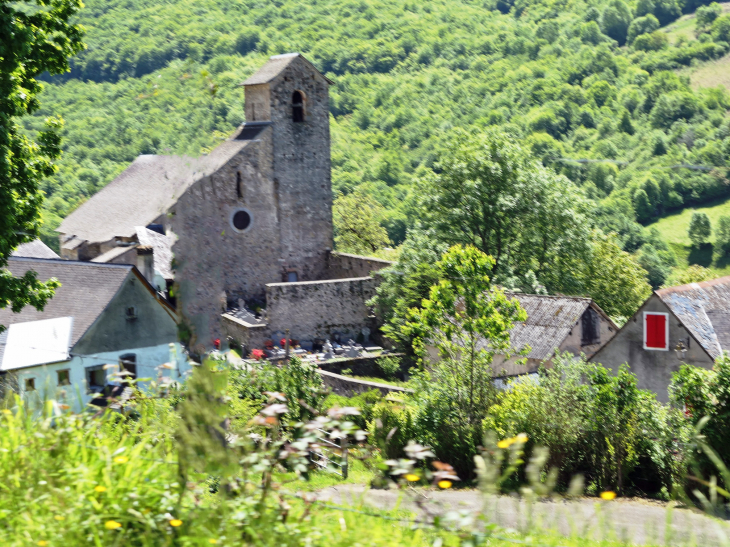 Vue sur l'église - Sainte-Engrâce