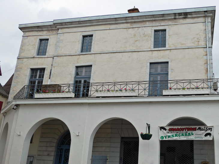 Place du Bayaà : l'hôtel de ville - Salies-de-Béarn