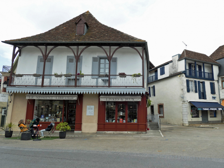 Place du Bayaà : maisons - Salies-de-Béarn