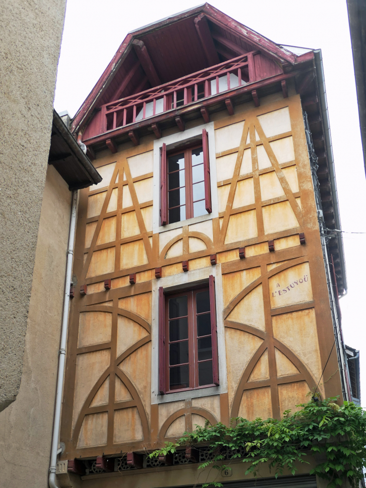 Place du Bayaà : maison derrière la place - Salies-de-Béarn