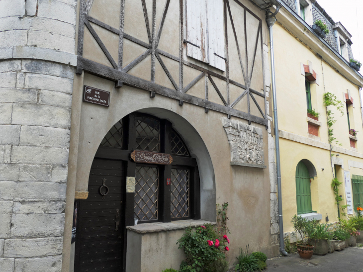 Tue de la Fontaine Salée : maison Jeanne d'Albret - Salies-de-Béarn