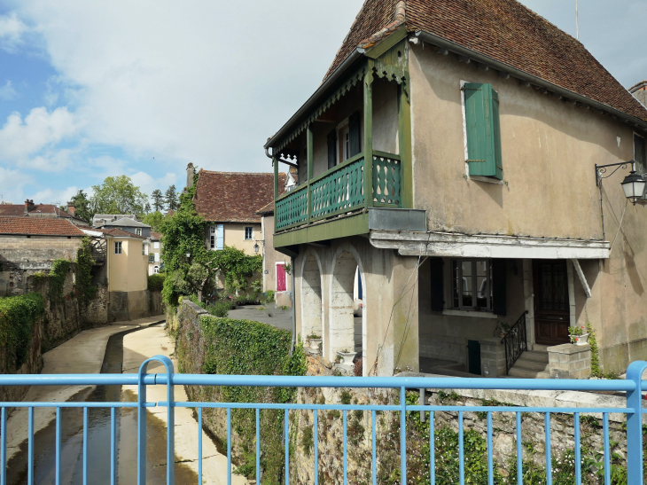 Rue Toulet : le pont  sur le Saleys - Salies-de-Béarn